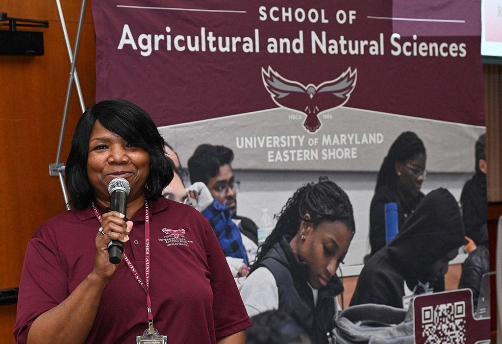 Program Management Specialist Chanda Harris speaks at the SANS end of the year awards event.